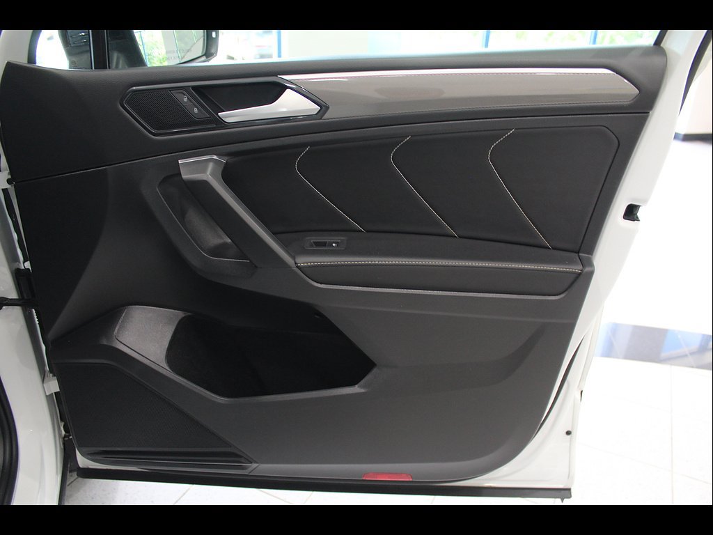 Used 2022 Volkswagen Tiguan SE R-Line AWD/4WD image 23