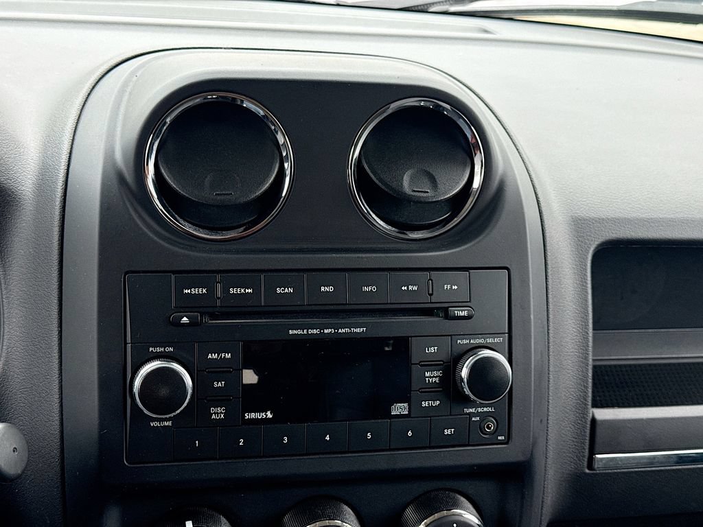Used 2015 Jeep Patriot High Altitude FWD image 14
