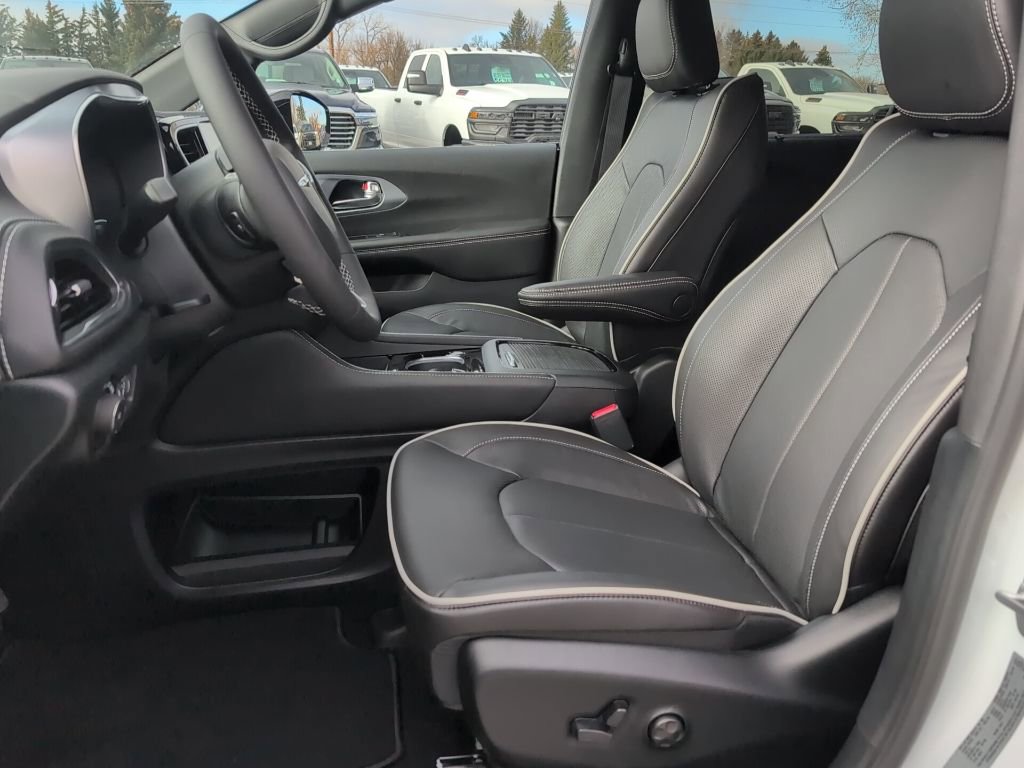 New 2026 Chrysler Pacifica Limited image 14