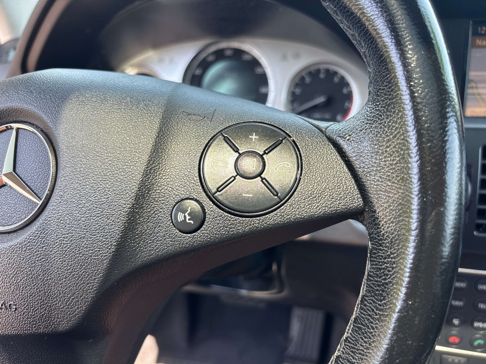 Used 2010 Mercedes-Benz GLK 350 4MATIC image 21