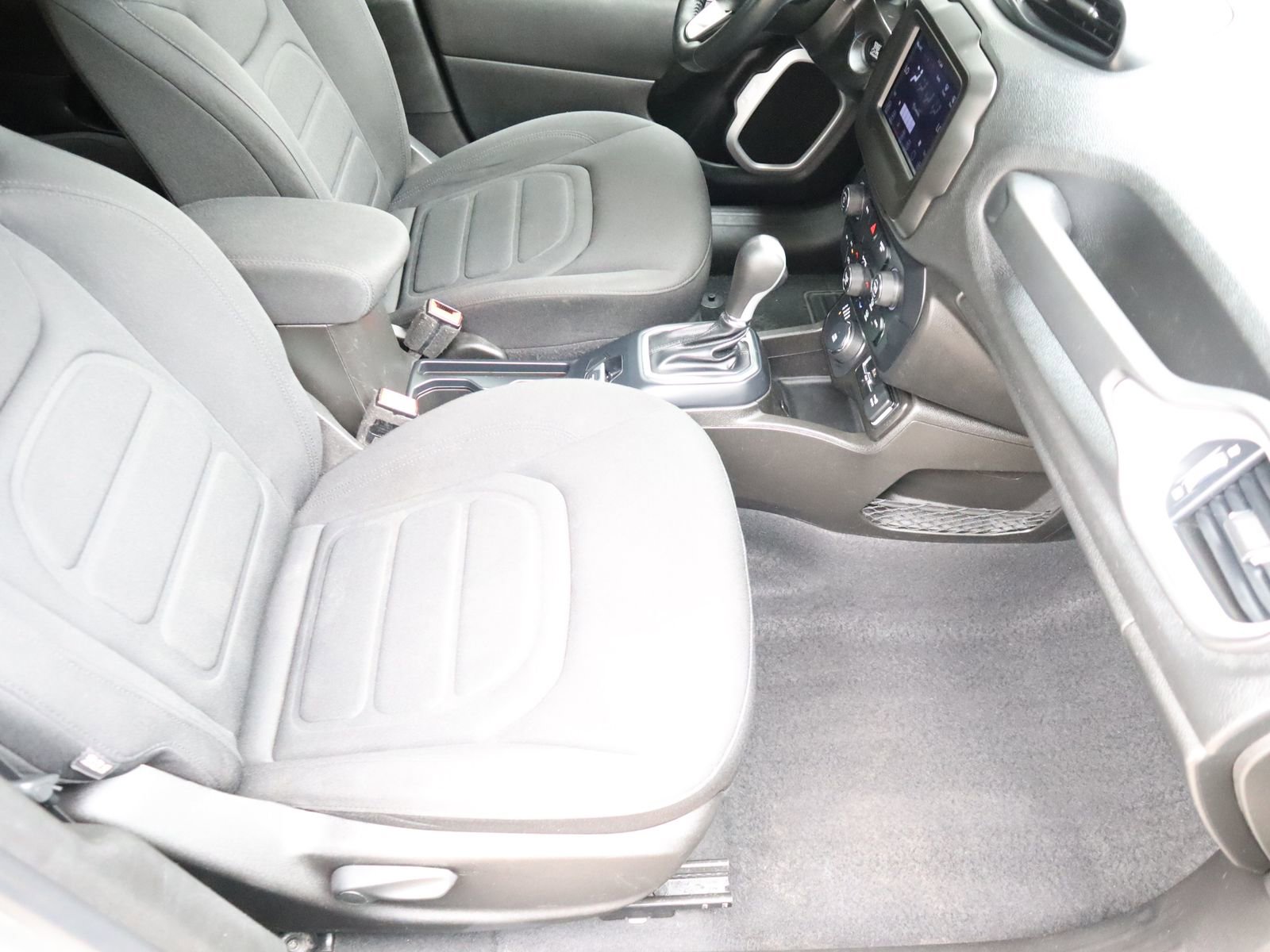 Used 2020 Jeep Renegade Latitude w/ Cold Weather Group image 53