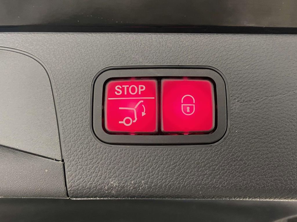 Used 2021 Mercedes-Benz GLC 300 4MATIC w/ Premium Package image 8