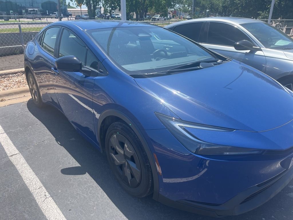 Used 2023 Toyota Prius LE FWD image 3