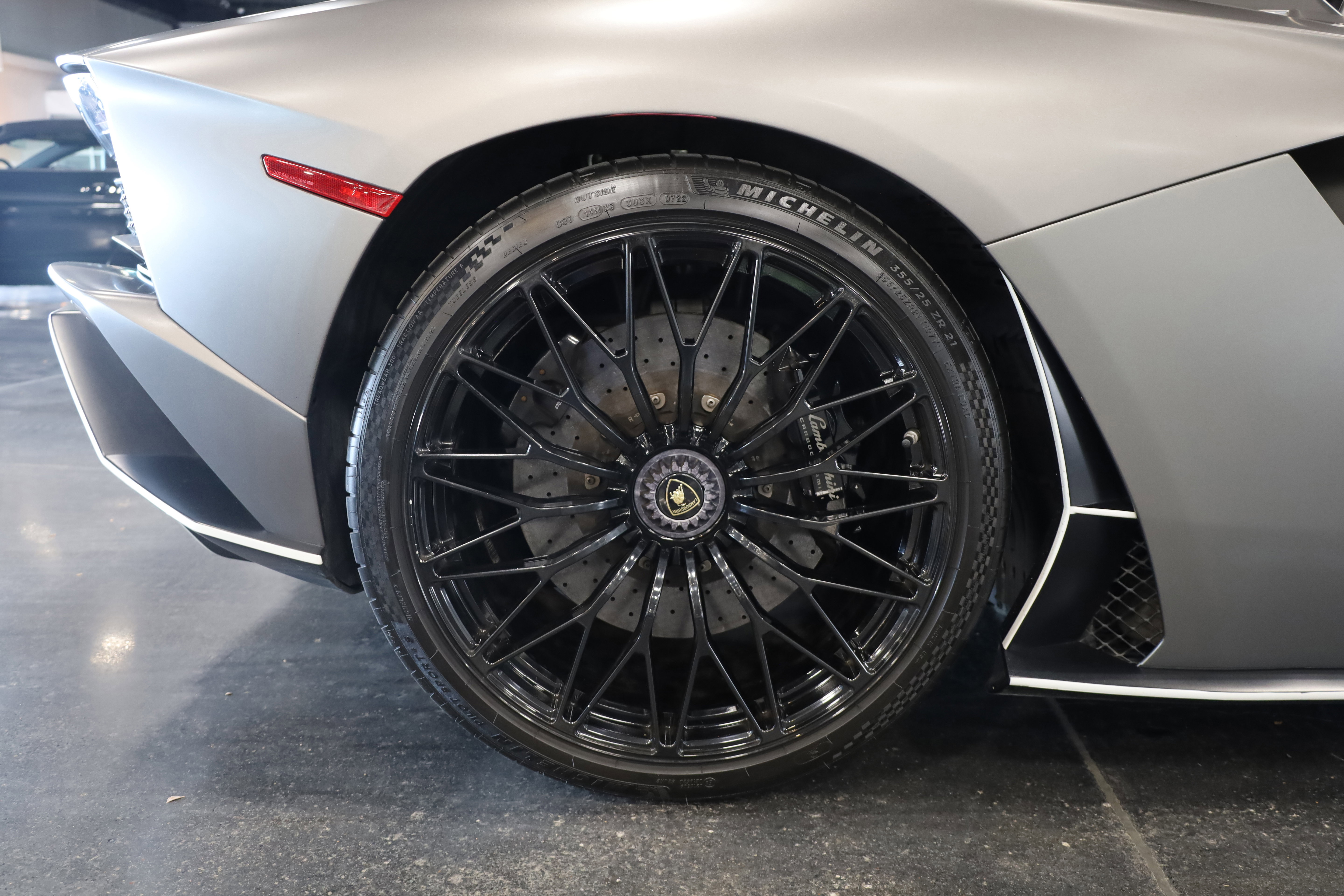 Used 2018 Lamborghini Aventador S image 11
