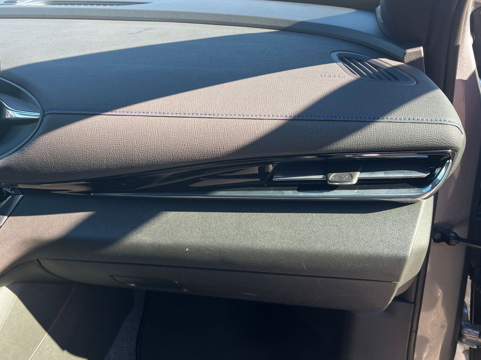 Used 2025 Buick Envista Sport Touring image 35