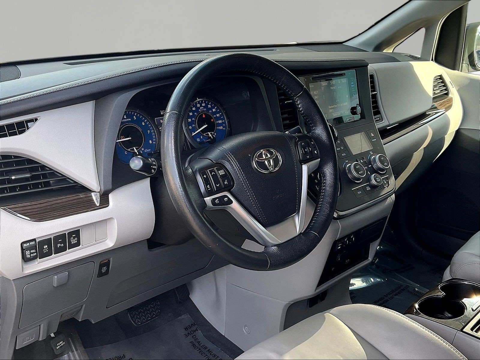 Used 2015 Toyota Sienna XLE Premium FWD image 17