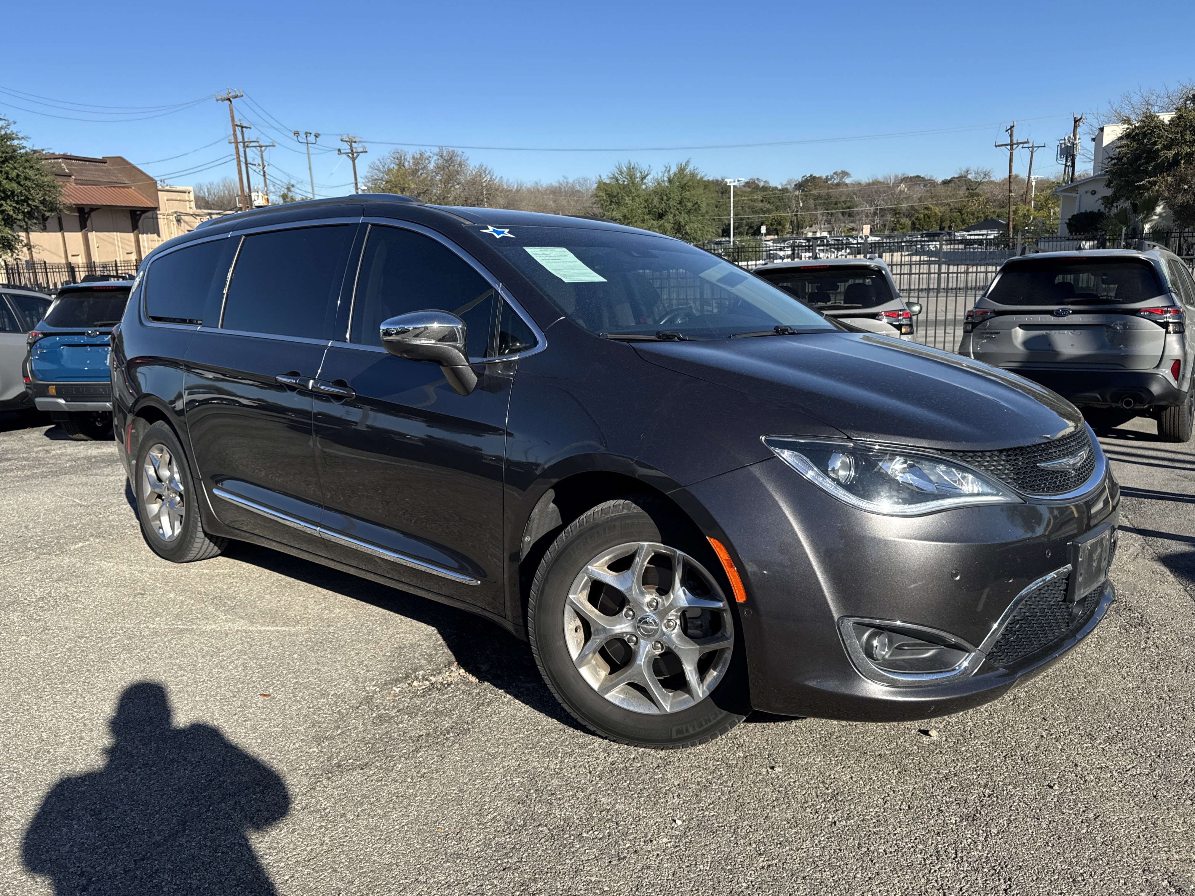Used 2017 Chrysler Pacifica Limited w/ Advanced Safetytec Group