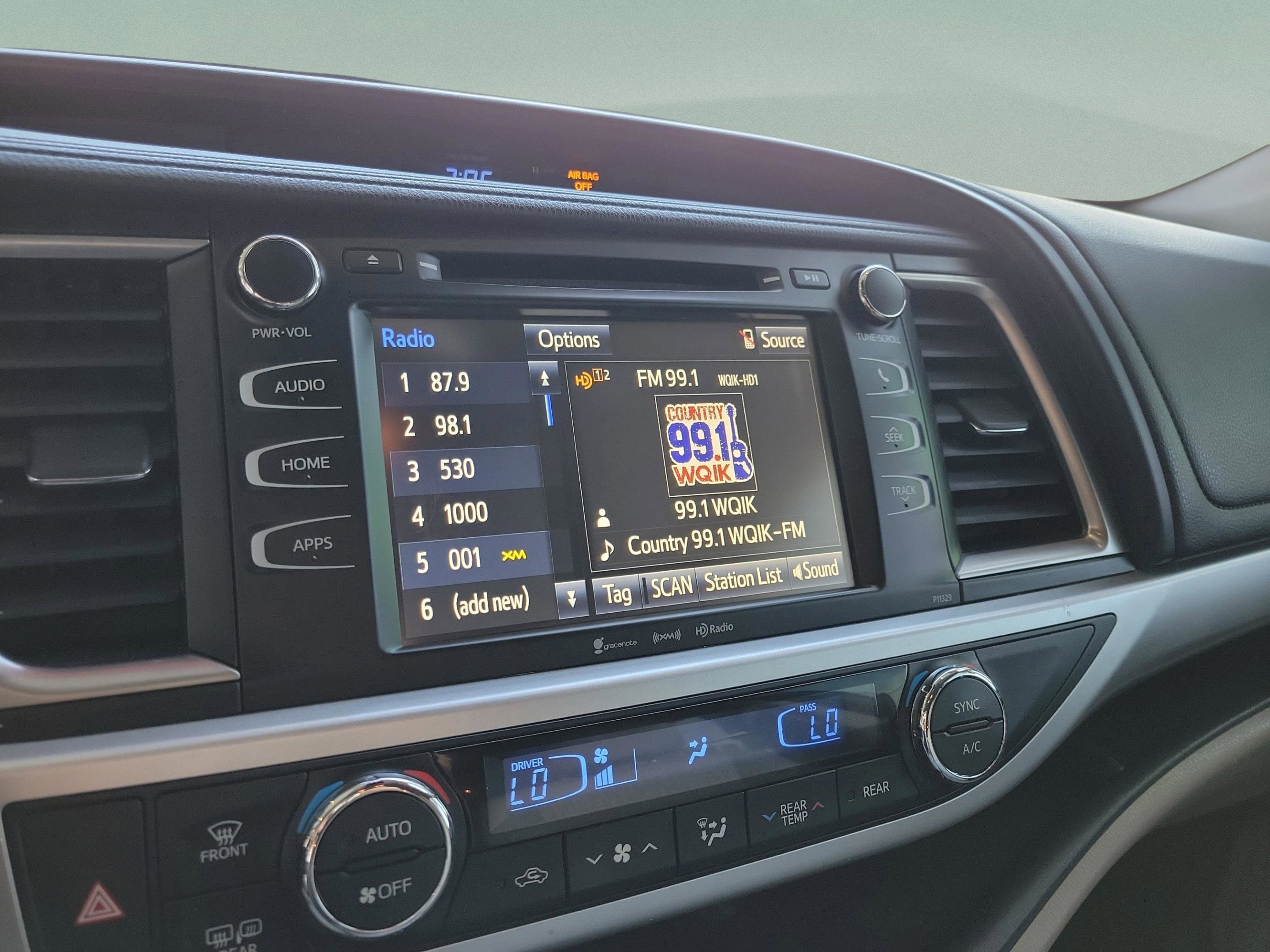 Used 2018 Toyota Highlander LE image 6