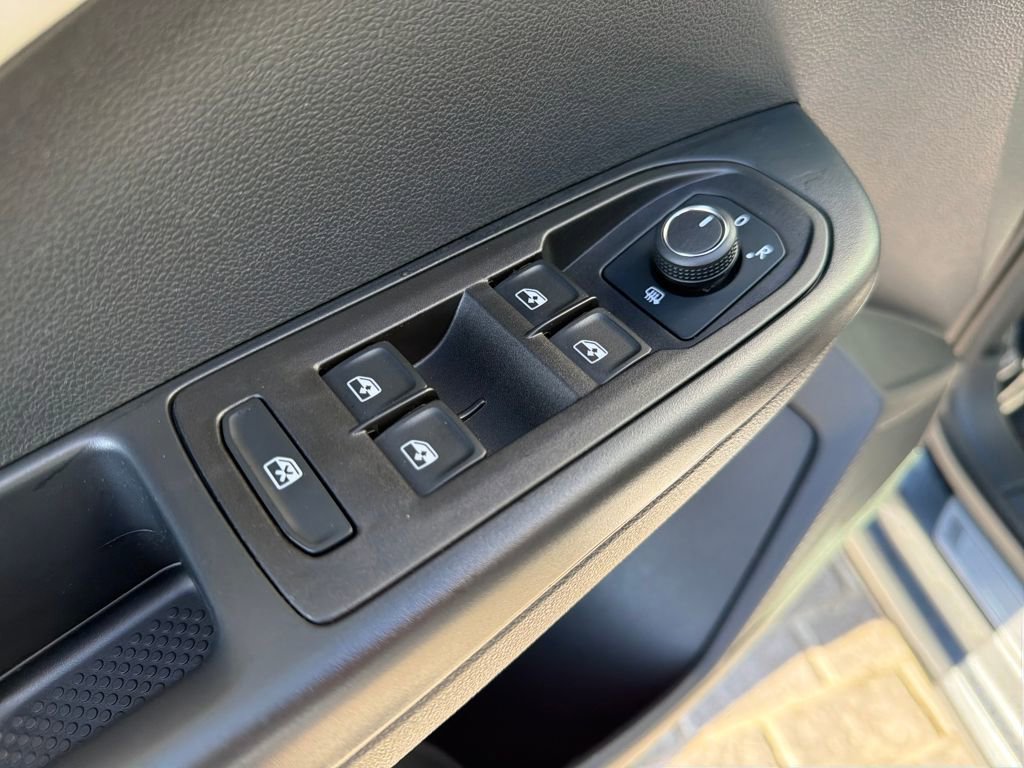 Certified 2025 Volkswagen Taos SE image 13