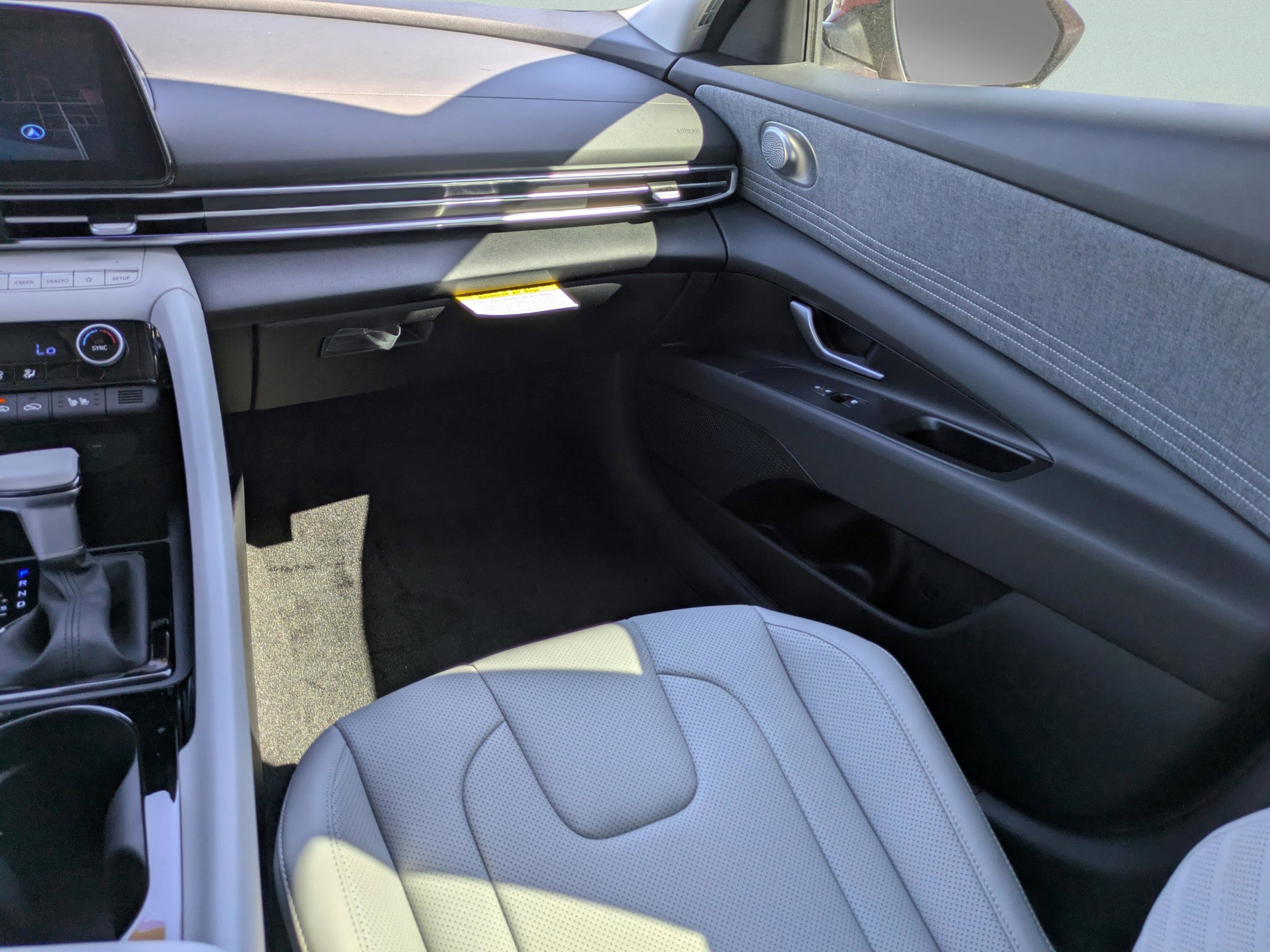 Used 2025 Hyundai Elantra Limited image 13