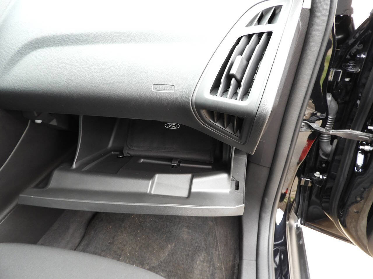 Used 2018 Ford Focus SE image 32