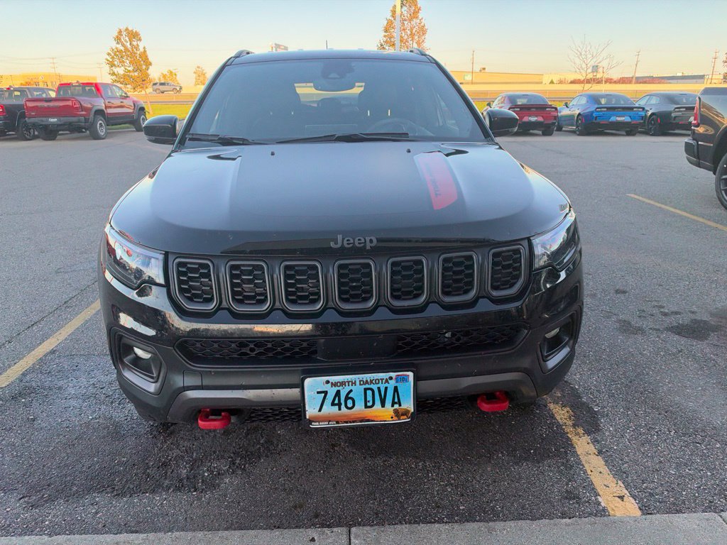 Used 2025 Jeep Compass Trailhawk AWD/4WD image 2