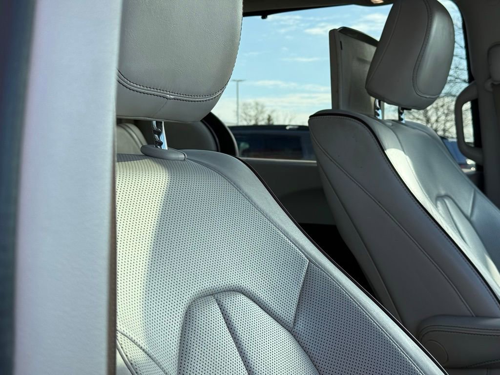 Used 2017 Chrysler Pacifica Limited image 47