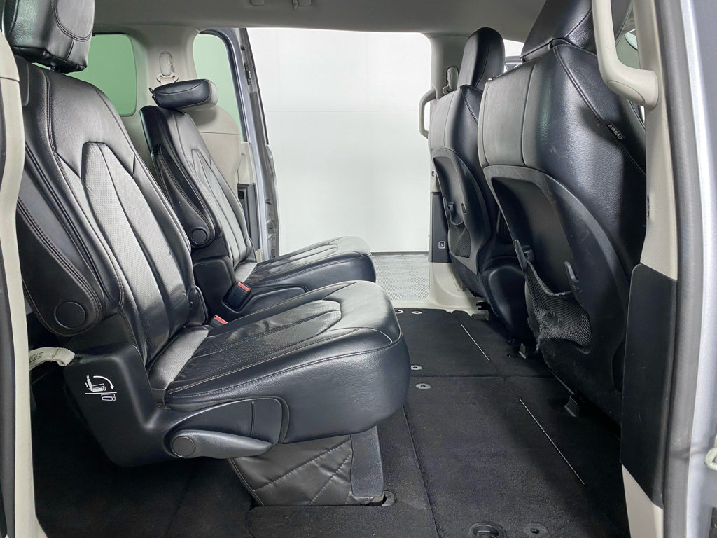 Used 2018 Chrysler Pacifica Touring-L FWD image 14