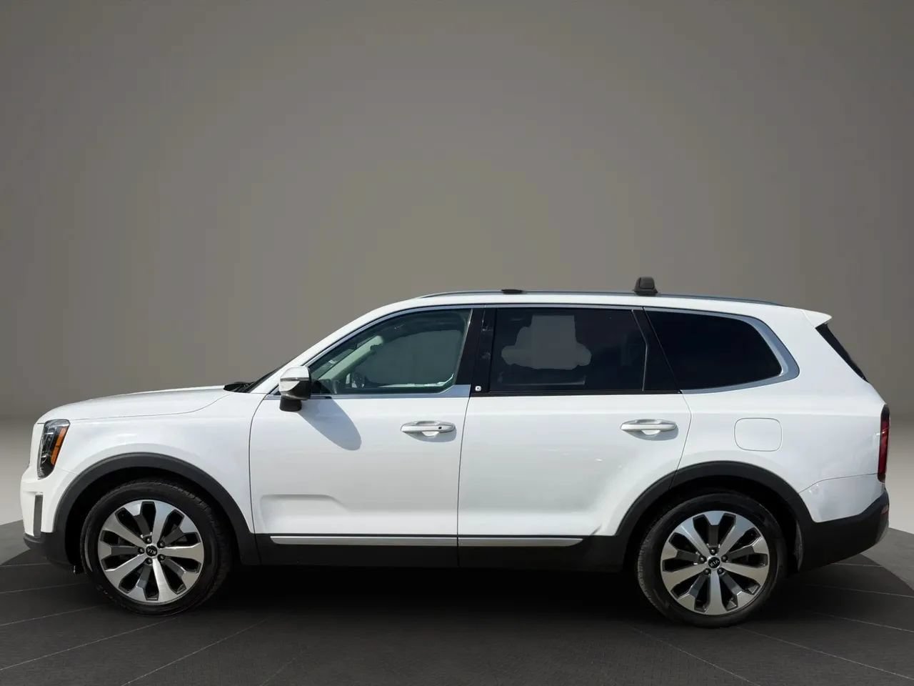 Used 2020 Kia Telluride S w/ S 8 Passenger Seating Package AWD/4WD image 8