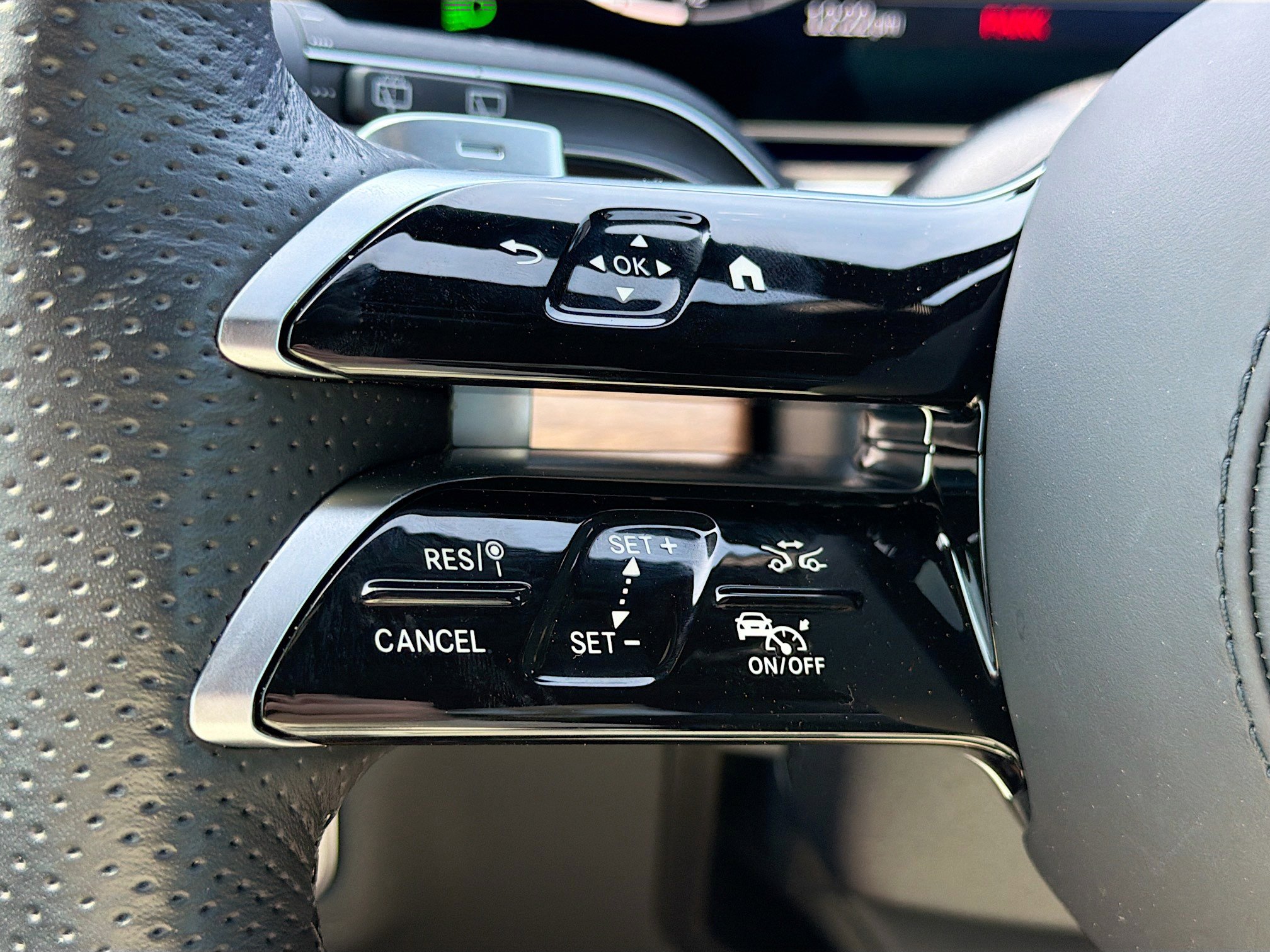 Used 2025 Mercedes-Benz GLS 450 4MATIC w/ AMG Line Exterior image 38