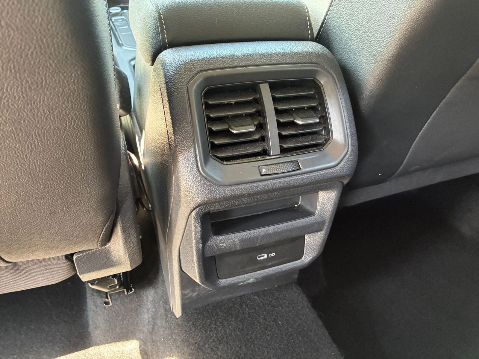 Used 2025 Volkswagen Taos SE FWD image 22