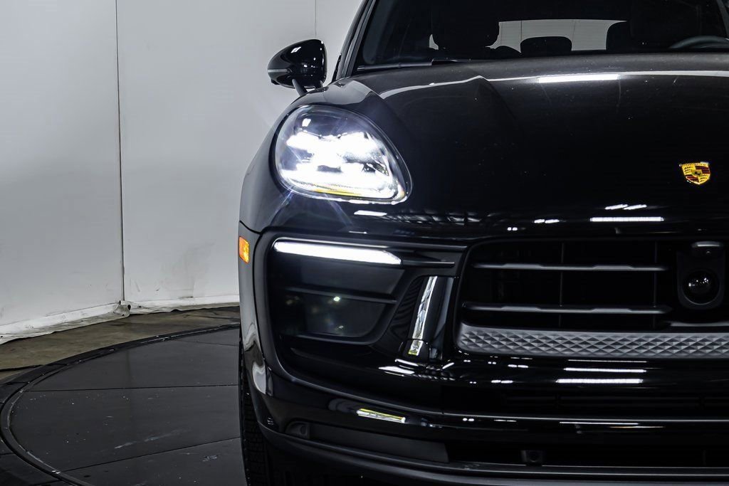 Certified 2025 Porsche Macan image 12