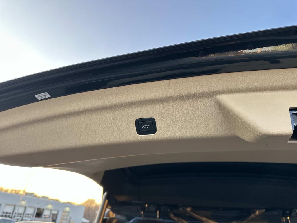 Used 2022 Cadillac Escalade Premium Luxury image 29