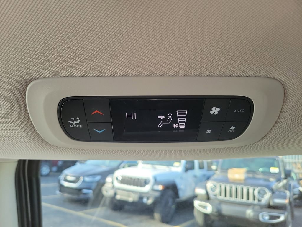 Certified 2023 Chrysler Pacifica Touring-L image 21
