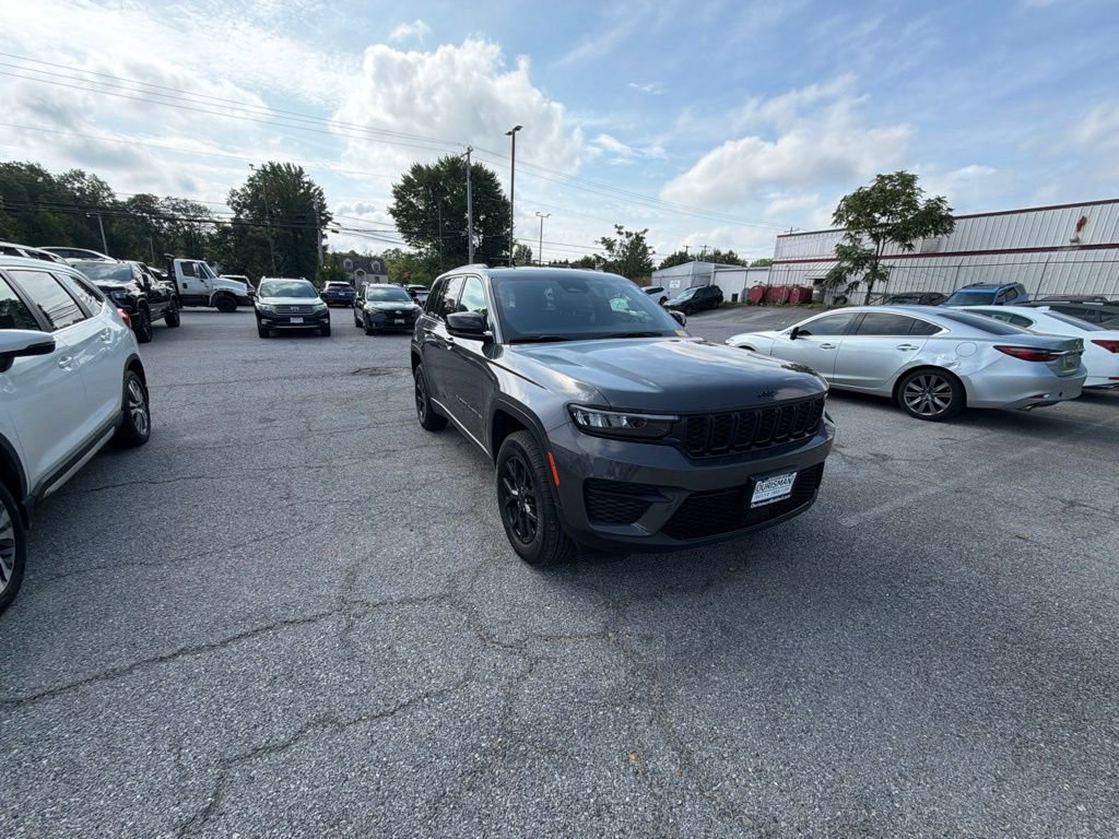 Used 2024 Jeep Grand Cherokee Laredo AWD/4WD image 1