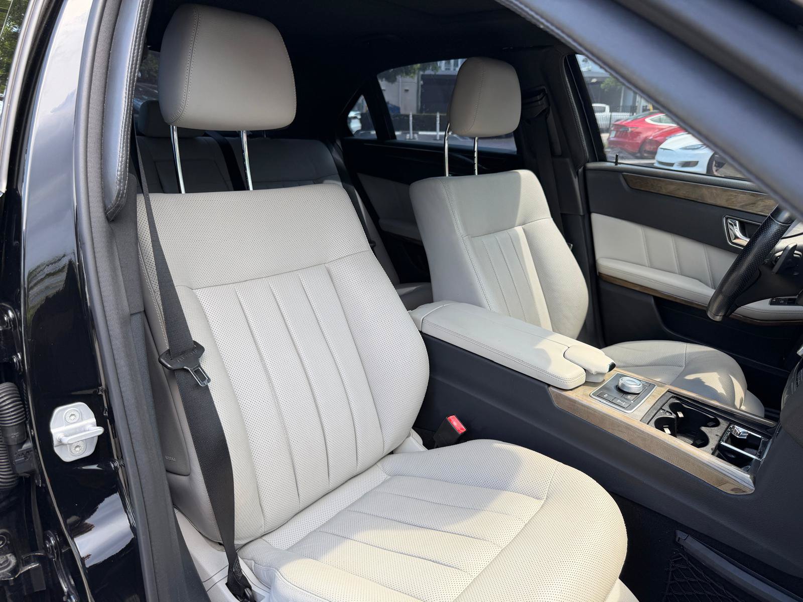 Used 2010 Mercedes-Benz E 550 Sedan image 37