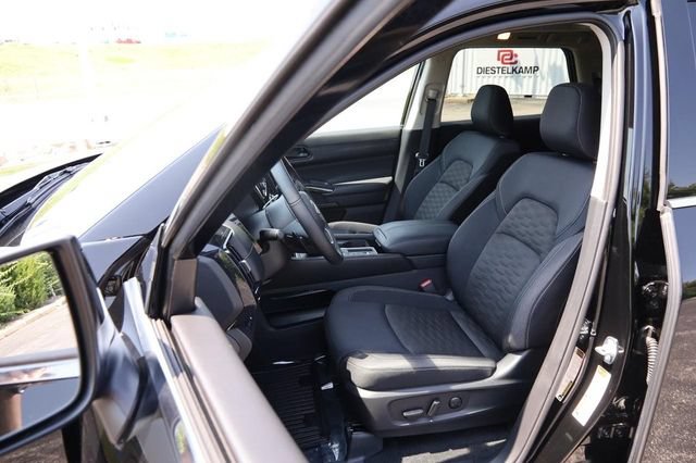 Certified 2025 Nissan Pathfinder SV w/ SV Premium Package FWD image 10