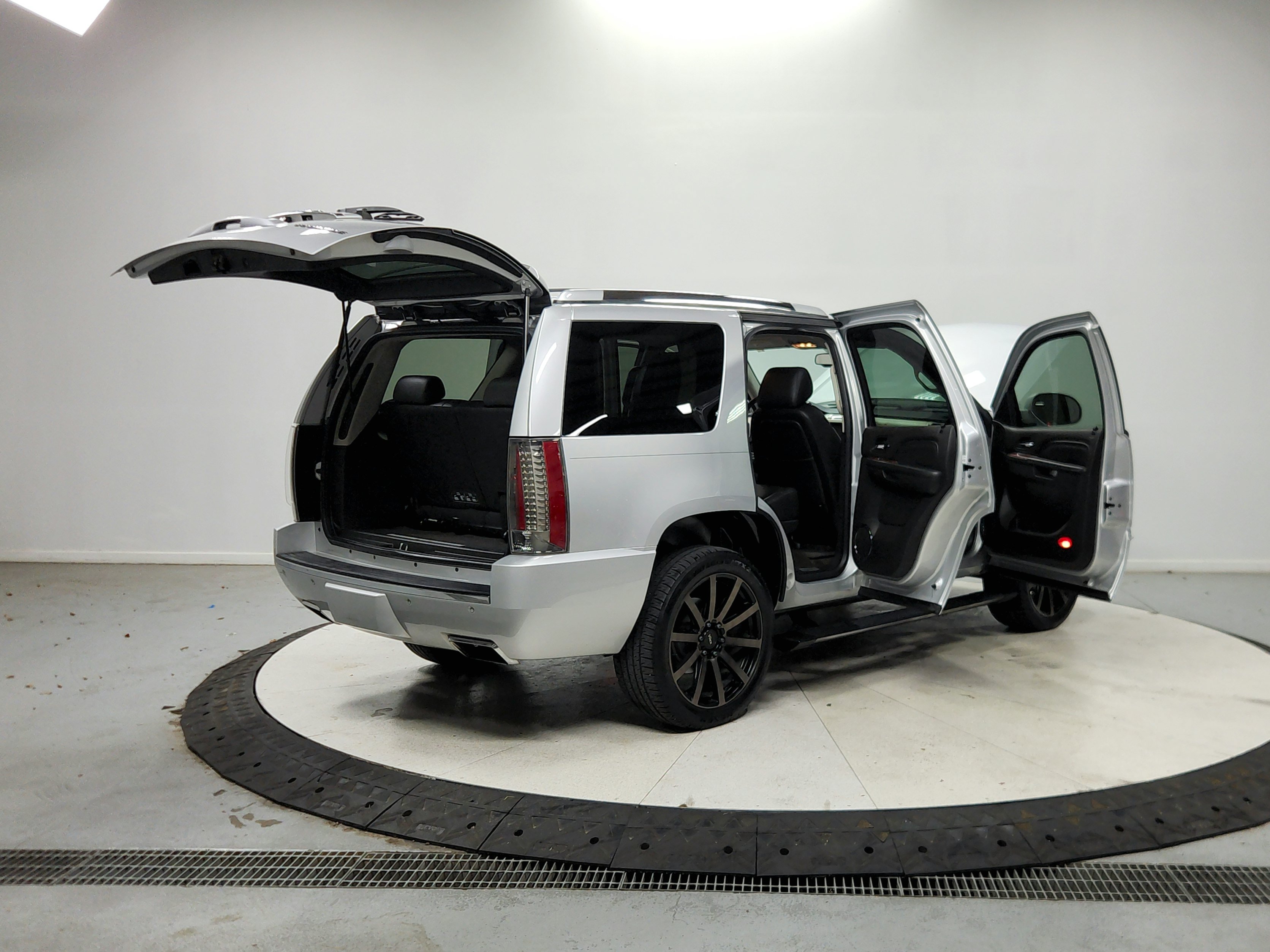 Used 2014 Cadillac Escalade Premium RWD image 16