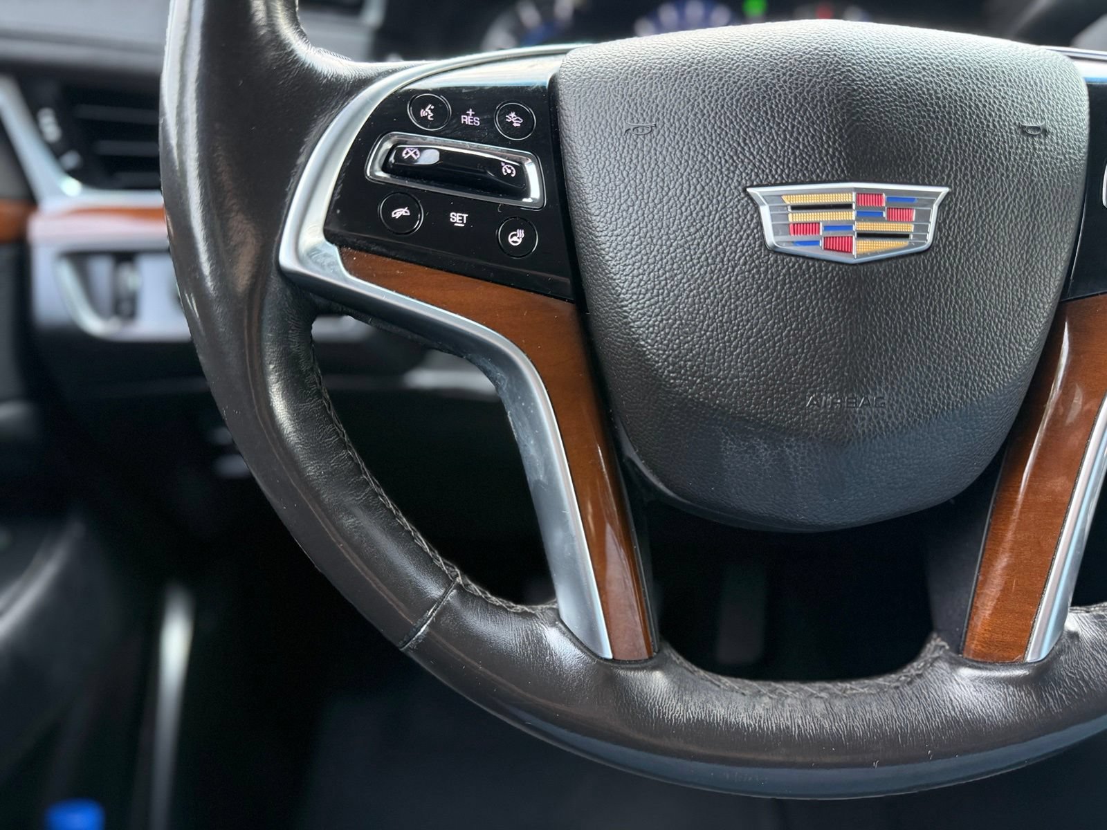 Used 2018 Cadillac Escalade Premium Luxury RWD image 26