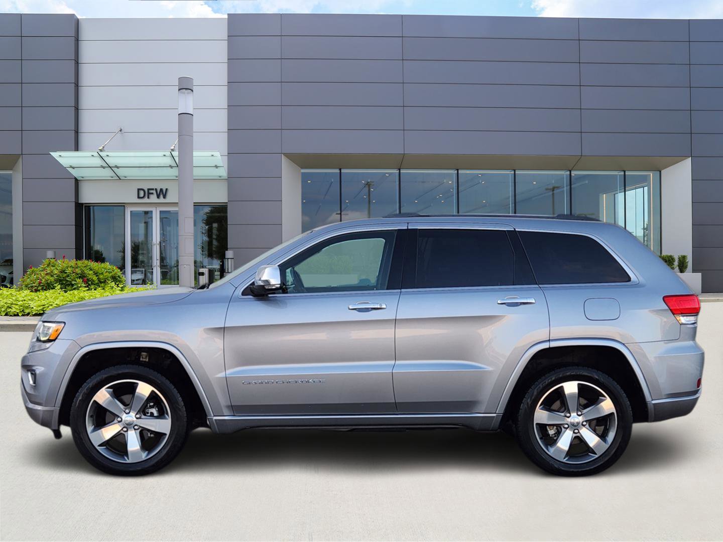 Used 2016 Jeep Grand Cherokee Overland image 3