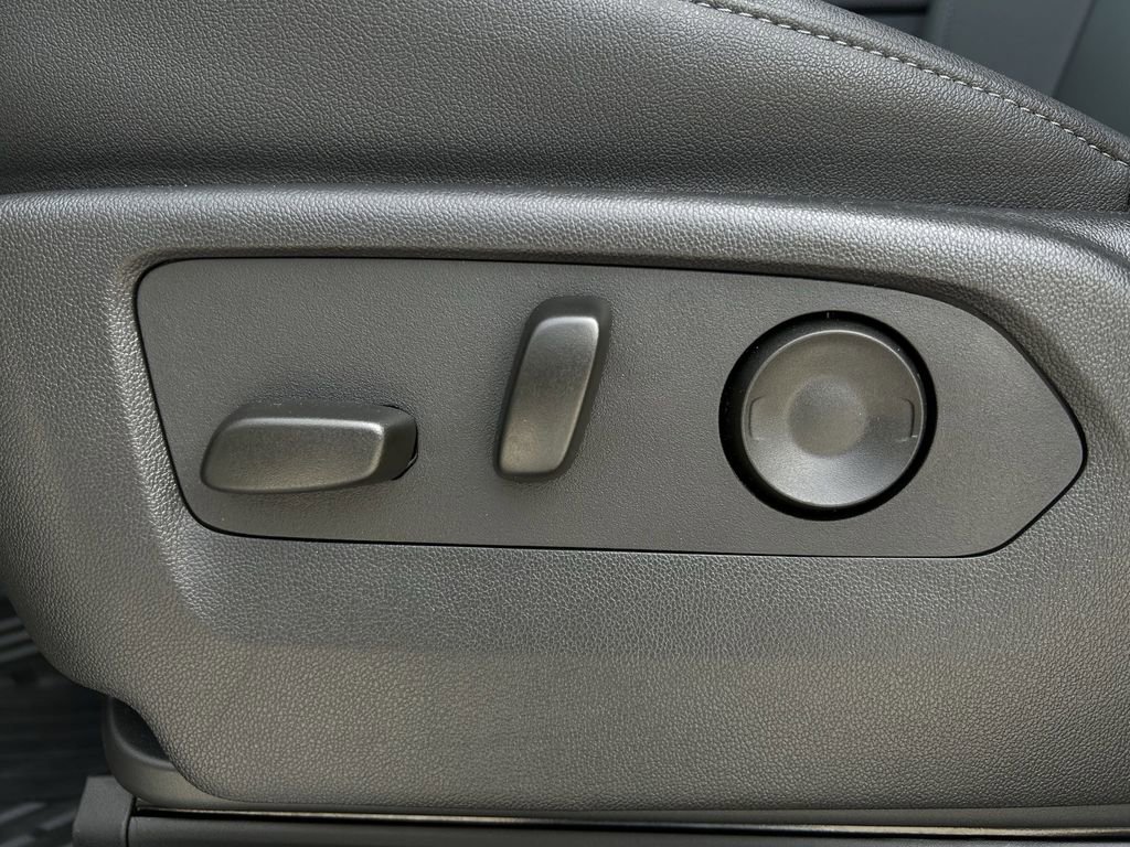 Used 2025 Chevrolet Silverado 2500 LTZ w/ LTZ Convenience Package image 32