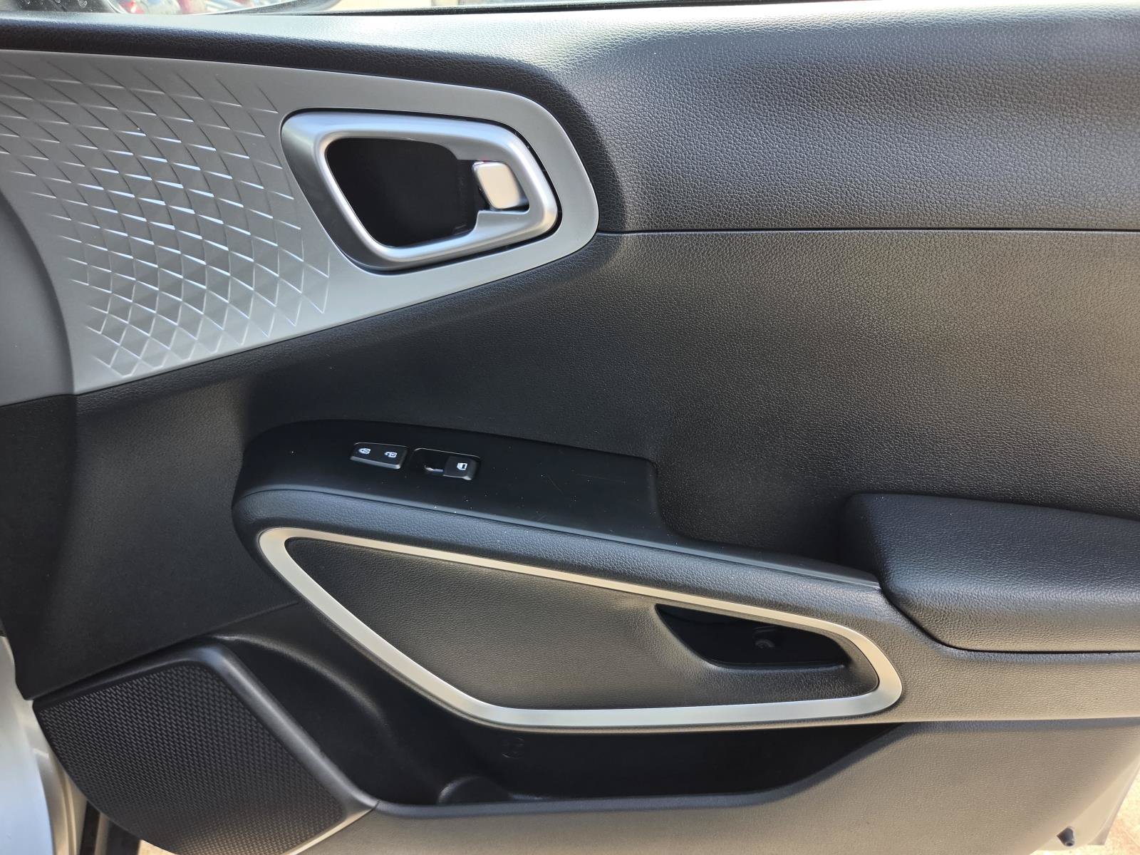 Used 2024 Kia Soul LX w/ LX Technology Package FWD image 6