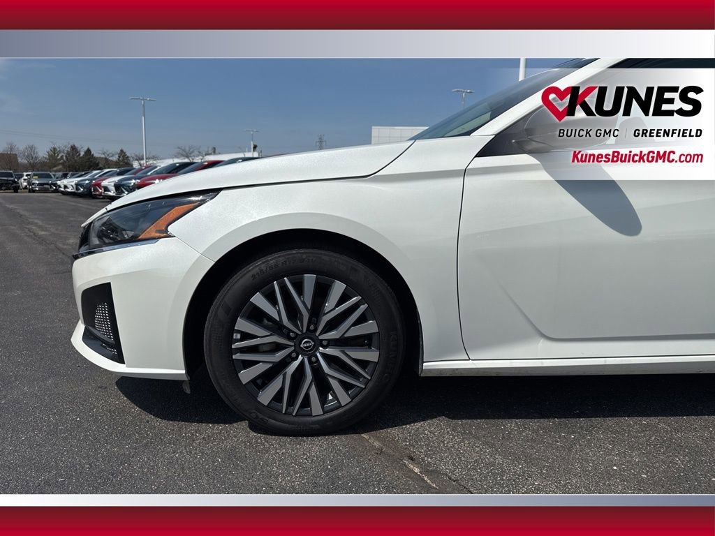 Used 2024 Nissan Altima 2.5 SV FWD image 13