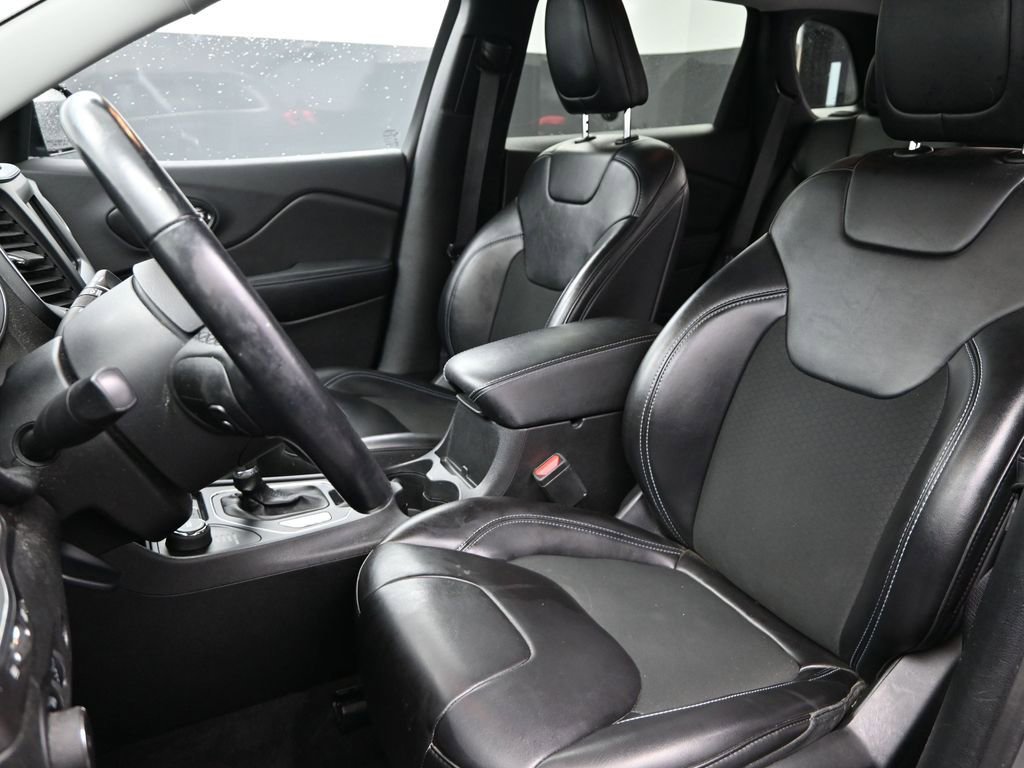 Used 2020 Jeep Cherokee Latitude Plus w/ Comfort/Convenience Group image 16