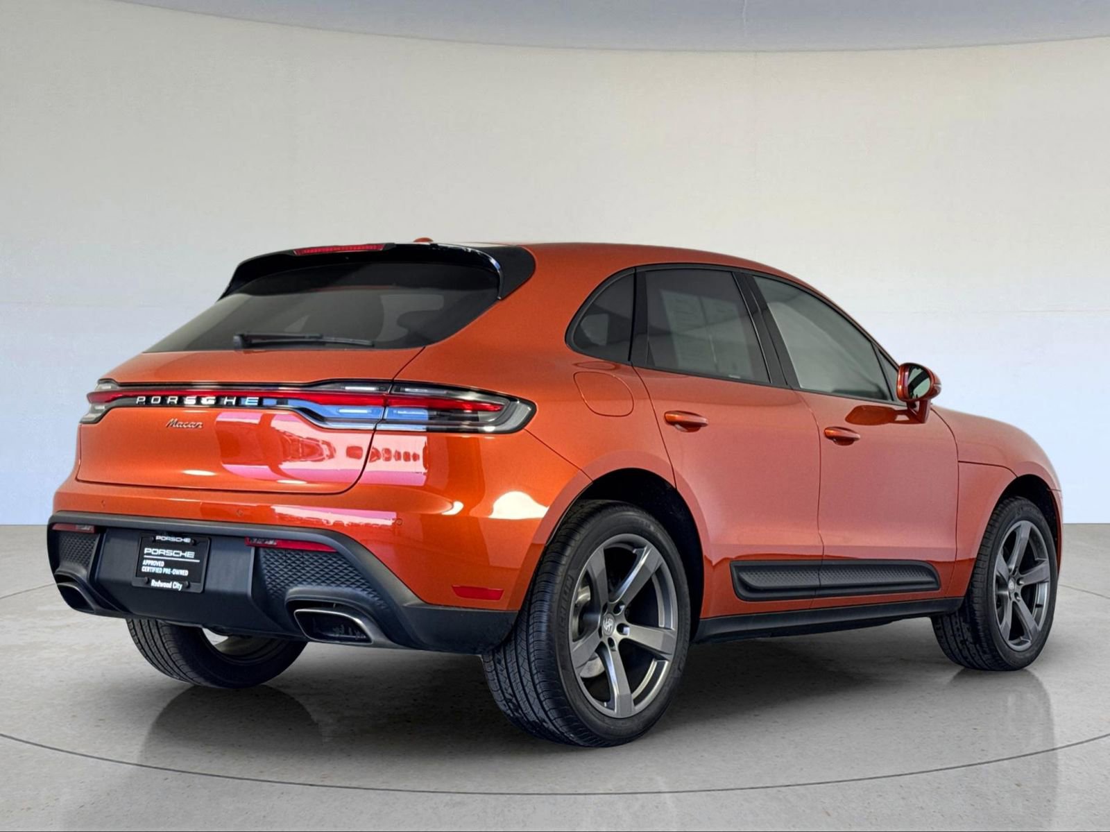 Certified 2025 Porsche Macan image 8