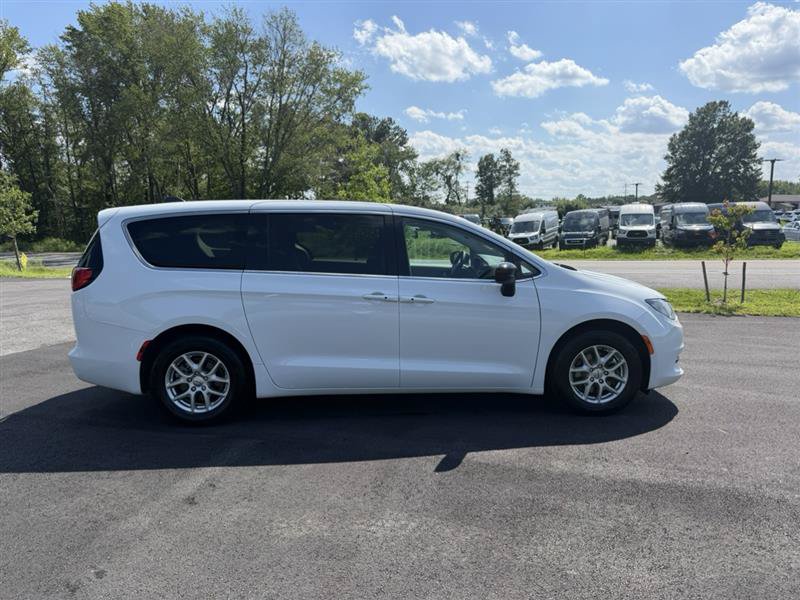 Used 2024 Chrysler Voyager LX FWD image 4
