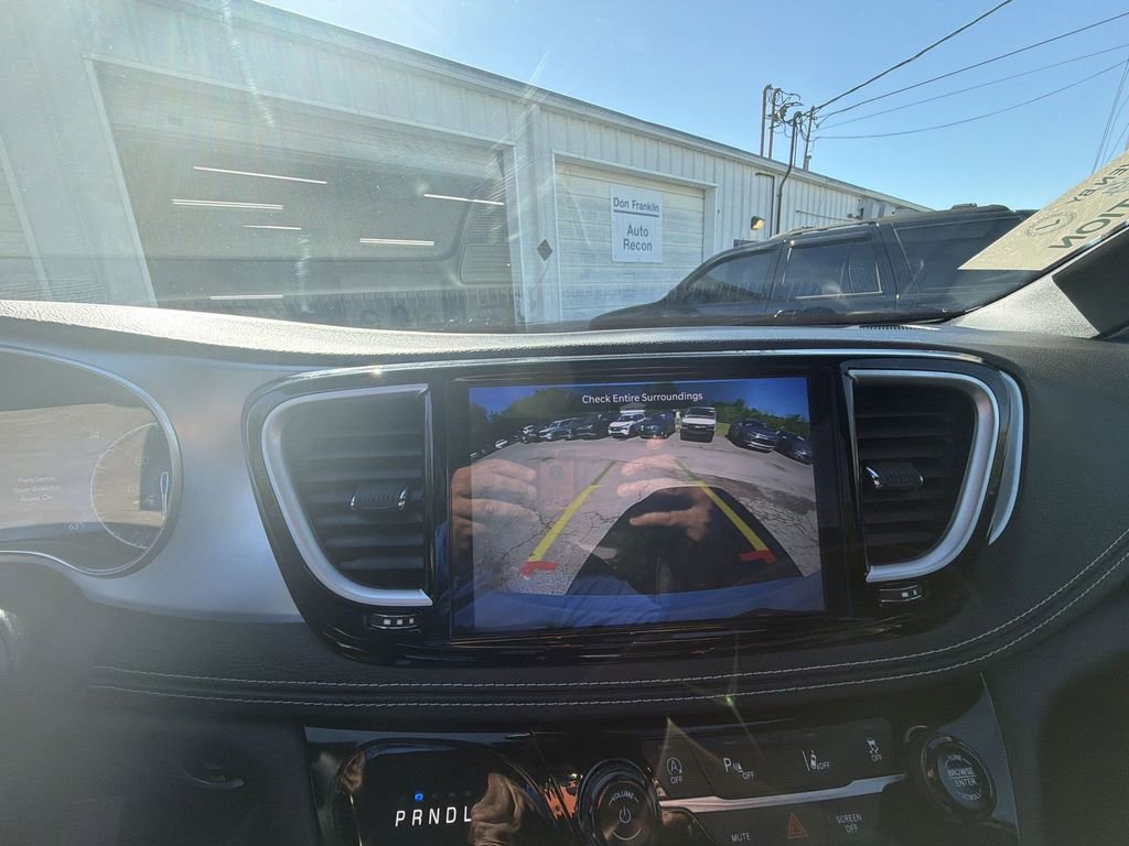 Used 2025 Chrysler Pacifica Limited FWD image 17