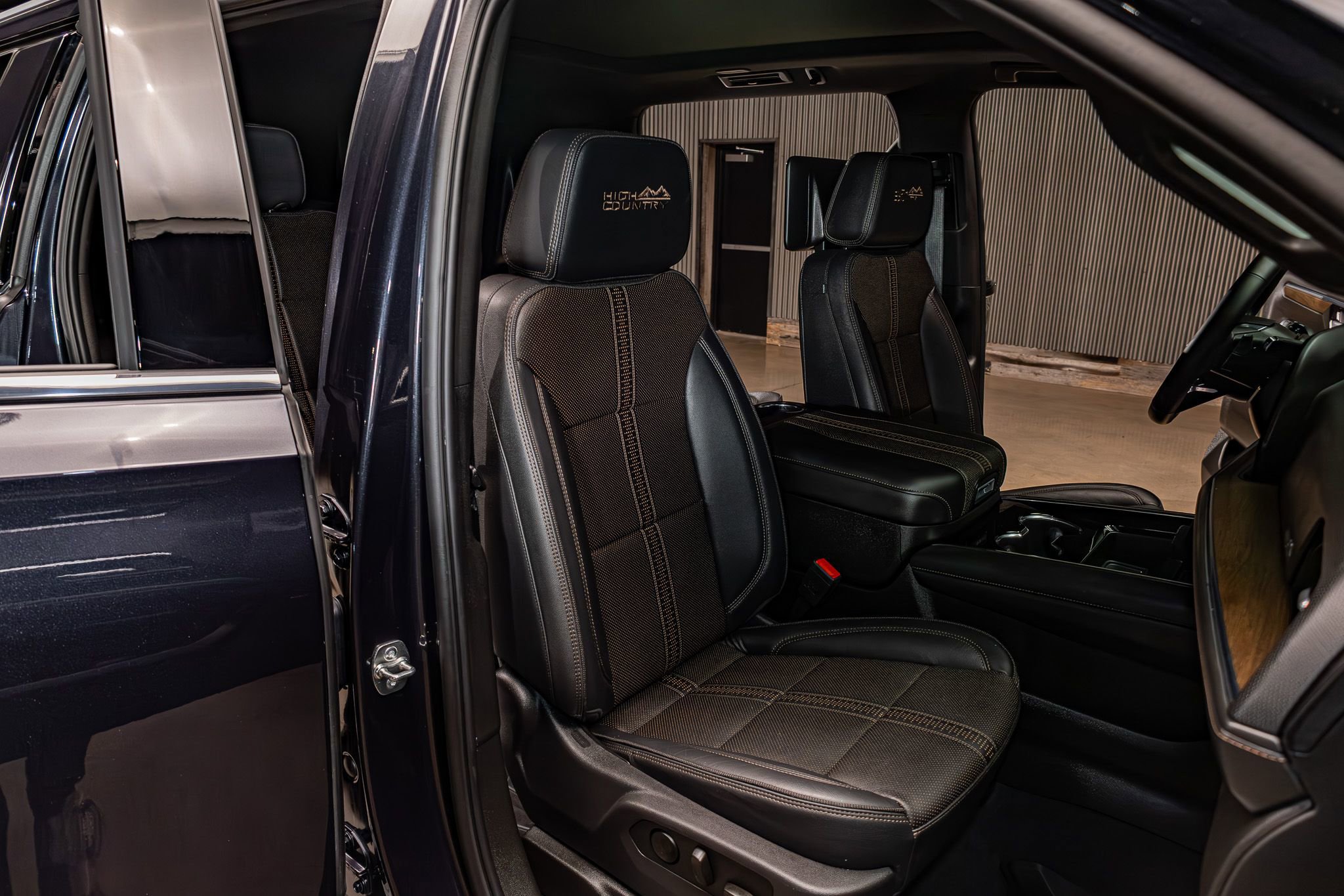 Used 2025 Chevrolet Suburban High Country AWD/4WD image 28