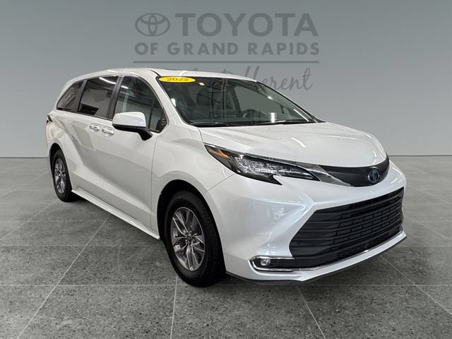 Certified 2022 Toyota Sienna XLE AWD/4WD image 1