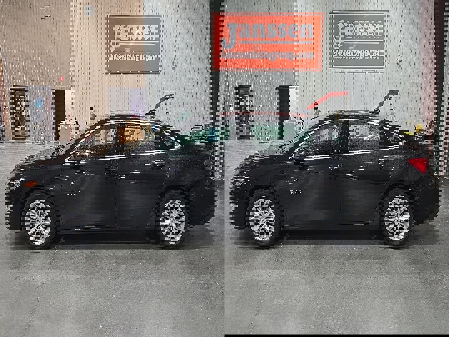 Used 2024 Chevrolet Malibu LT image 2