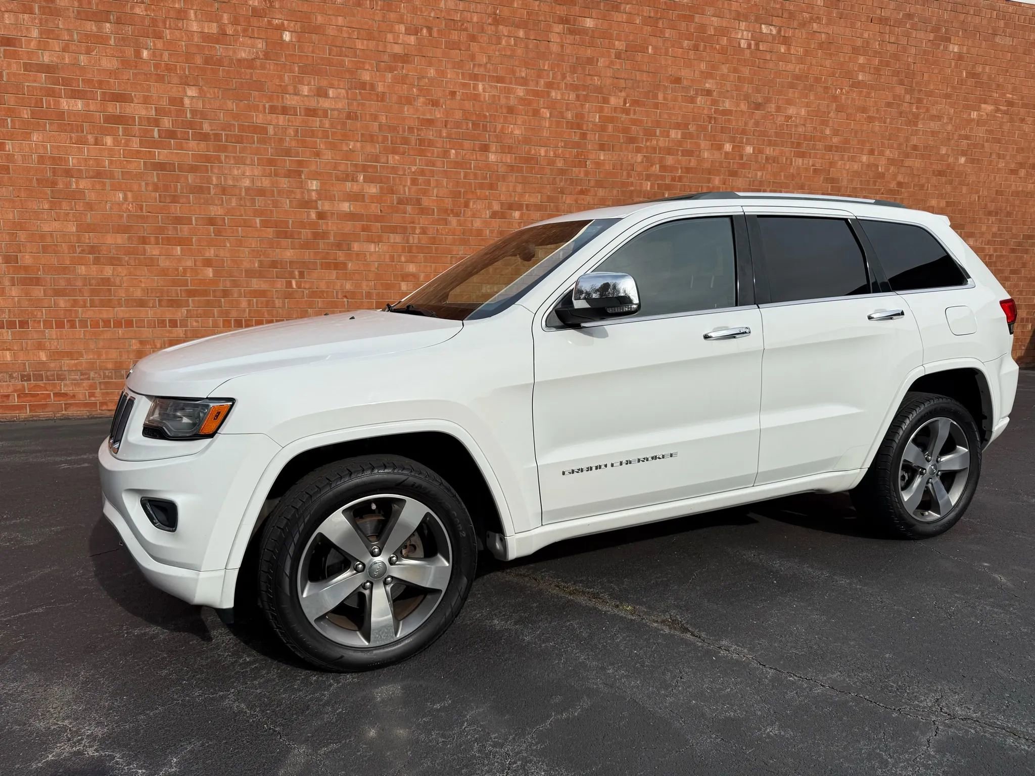 Used 2015 Jeep Grand Cherokee Overland w/ Advanced Technology Group image 4