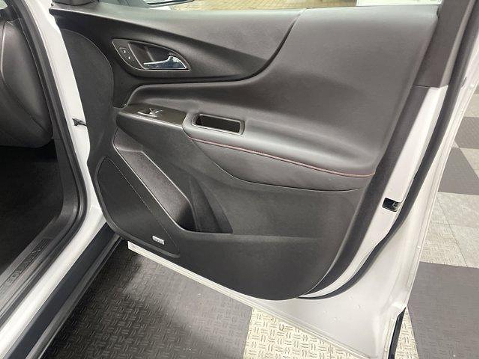Used 2022 Chevrolet Equinox RS w/ RS Leather Package FWD image 18