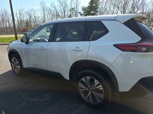 Used 2021 Nissan Rogue SV image 2