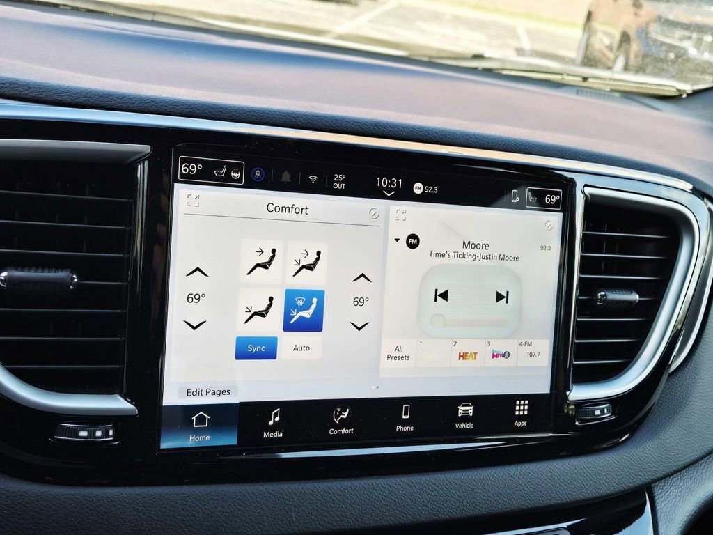 Used 2026 Chrysler Voyager LX image 27