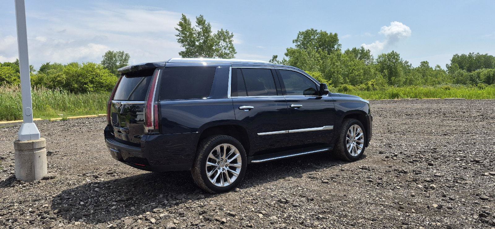 Used 2018 Cadillac Escalade Luxury AWD/4WD image 3
