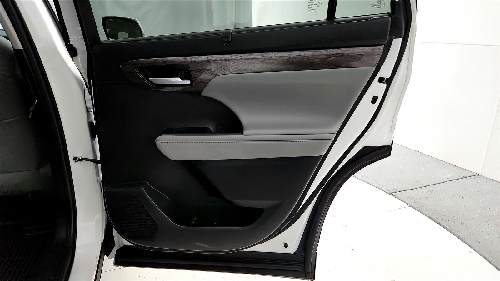 Used 2023 Toyota Highlander Limited image 35