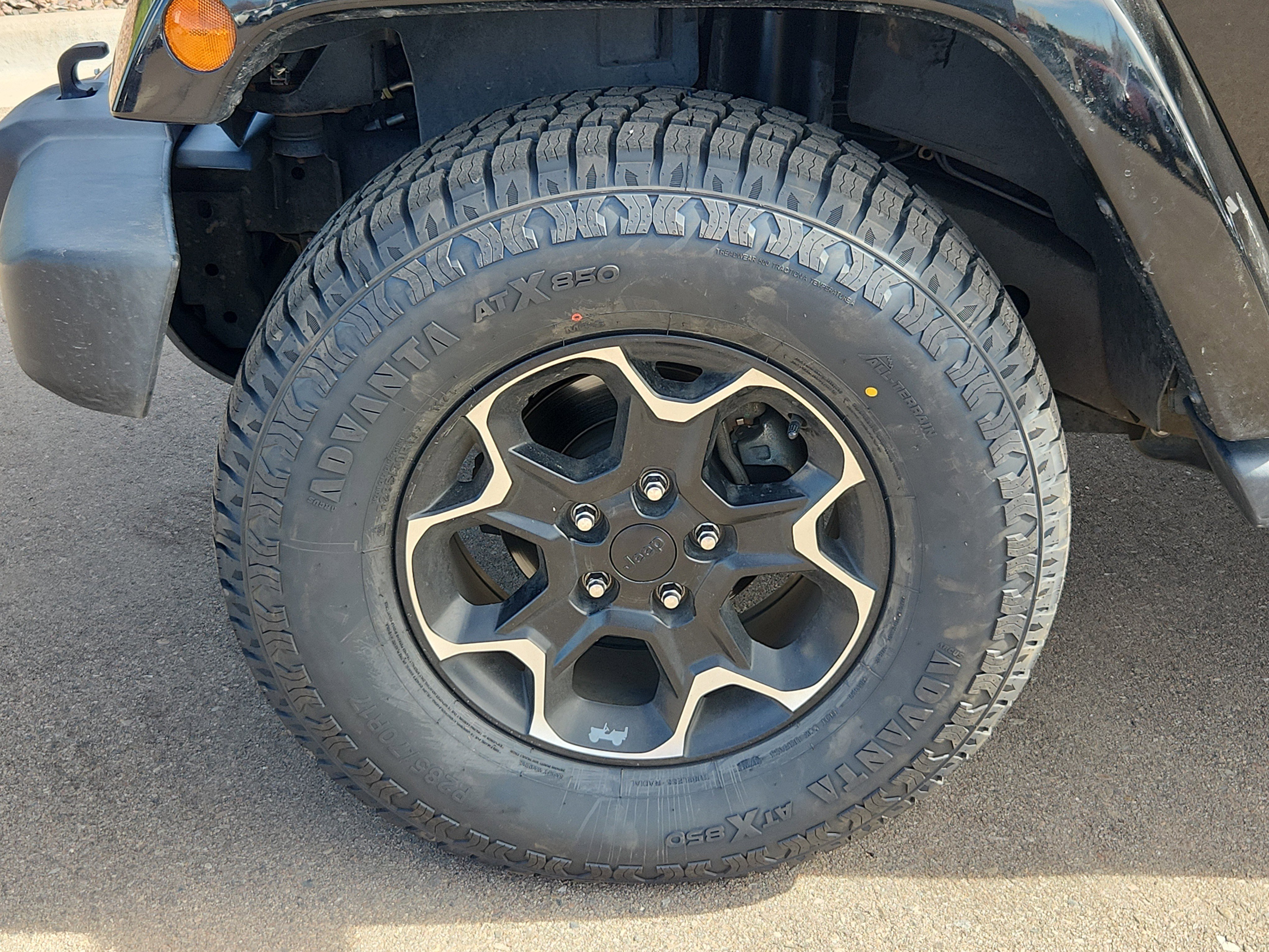 Used 2018 Jeep Wrangler Unlimited Sahara w/ Connectivity Group image 11