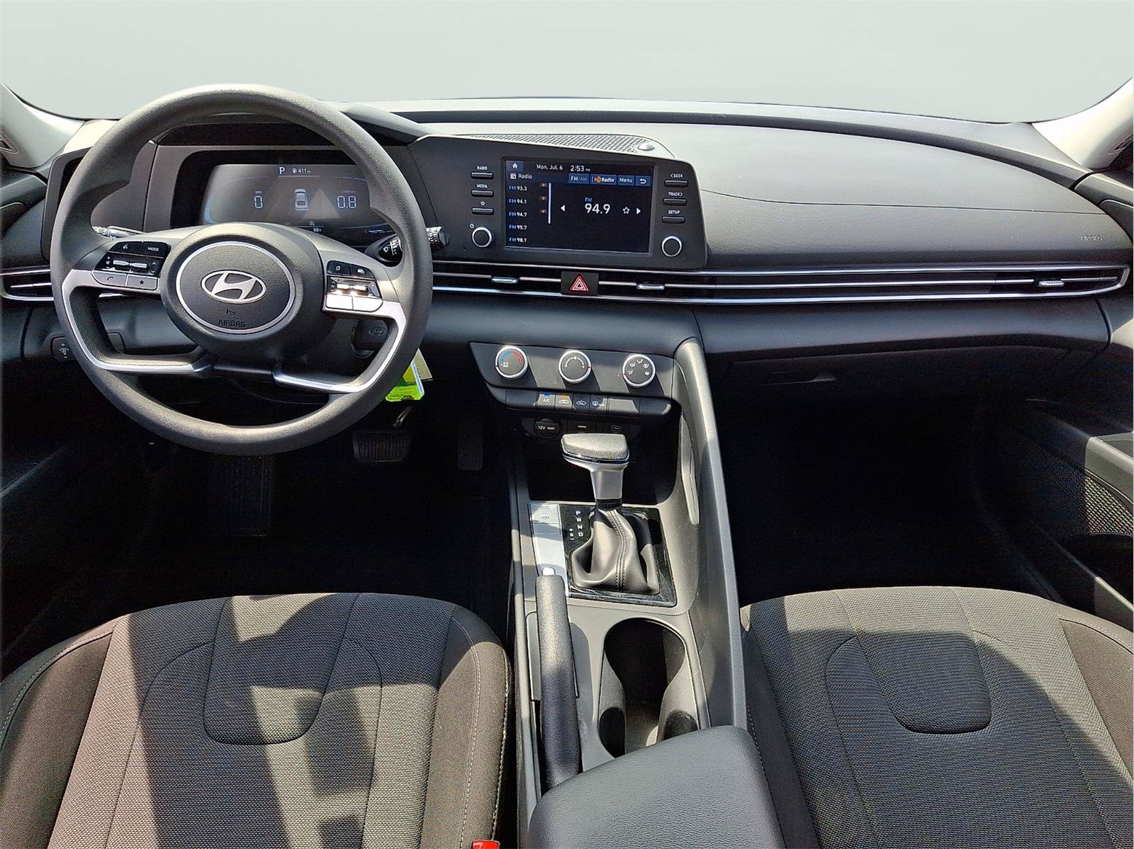 Certified 2024 Hyundai Elantra SE FWD image 9