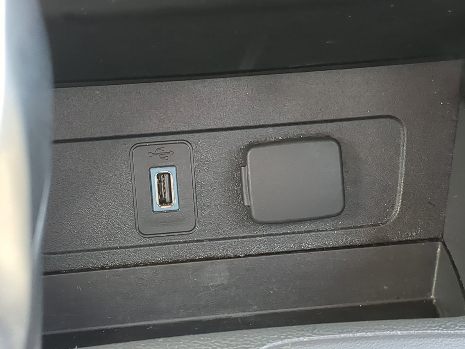 Used 2018 Ford Escape Titanium w/ Ford Safe & Smart Package image 35