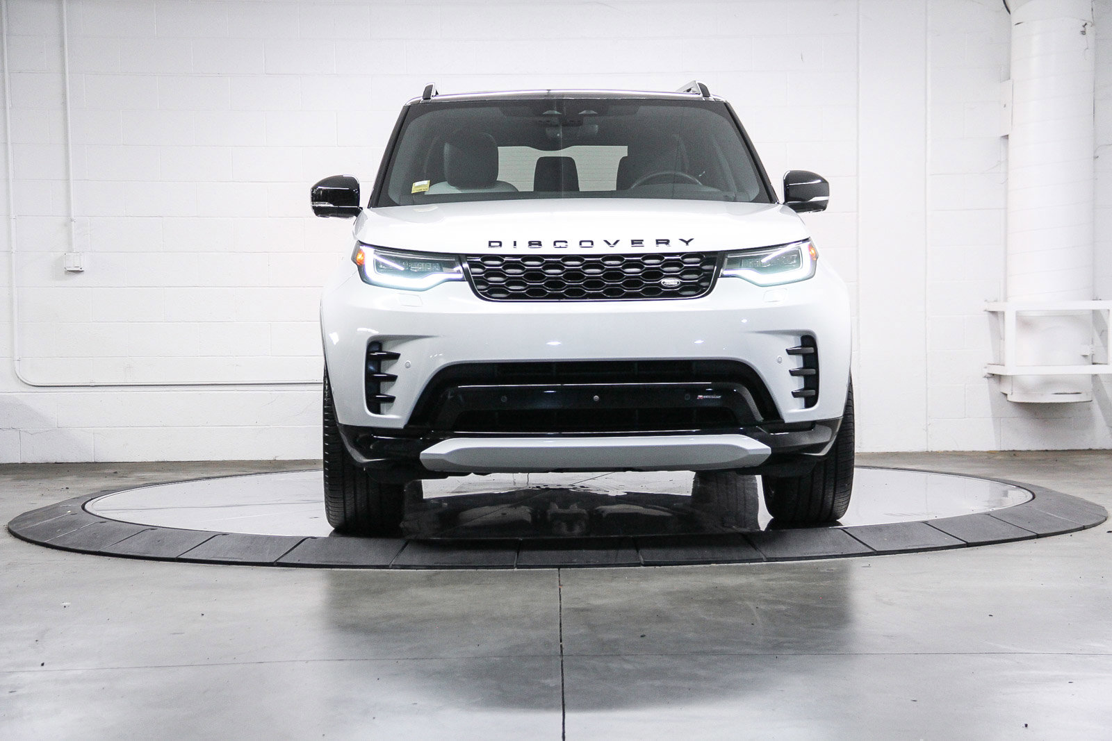 Used 2023 Land Rover Discovery S R-Dynamic image 2